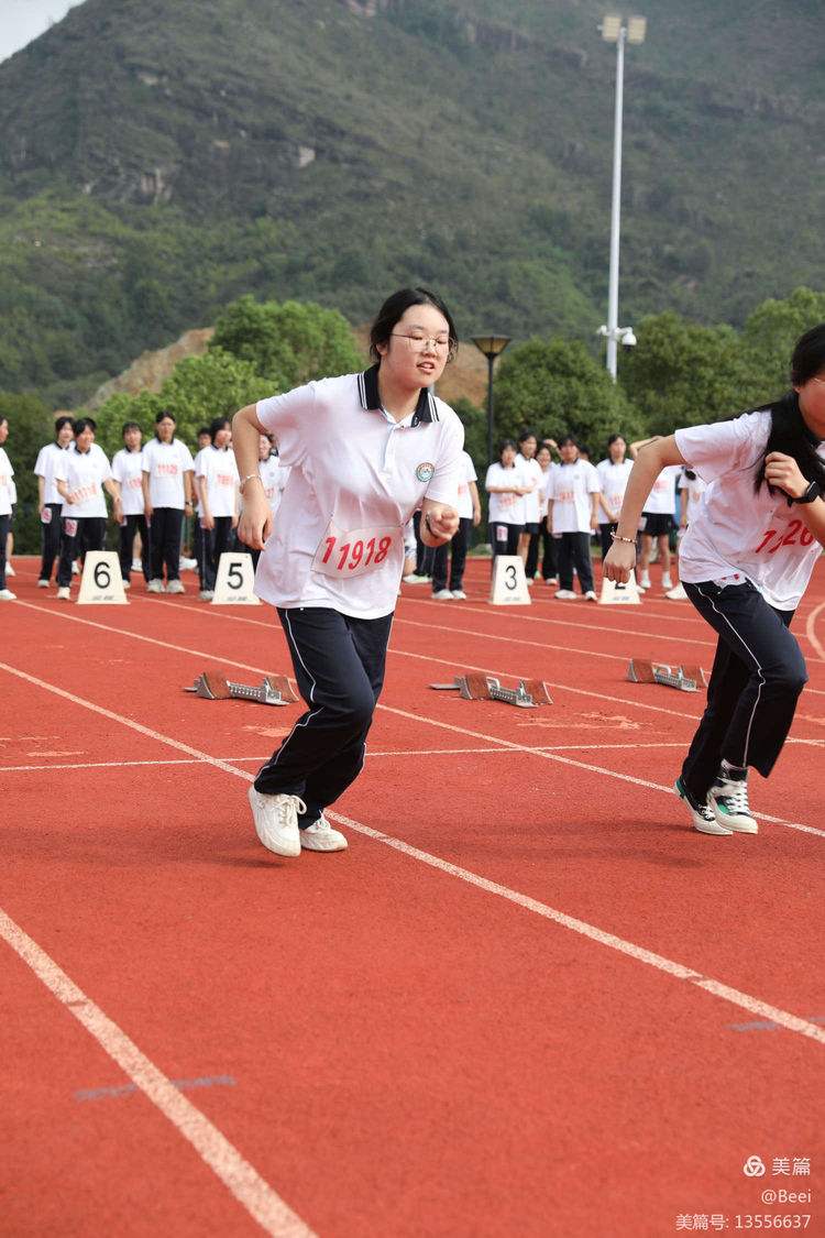 队员斗志昂扬，团结协作冲刺终点线的简单介绍