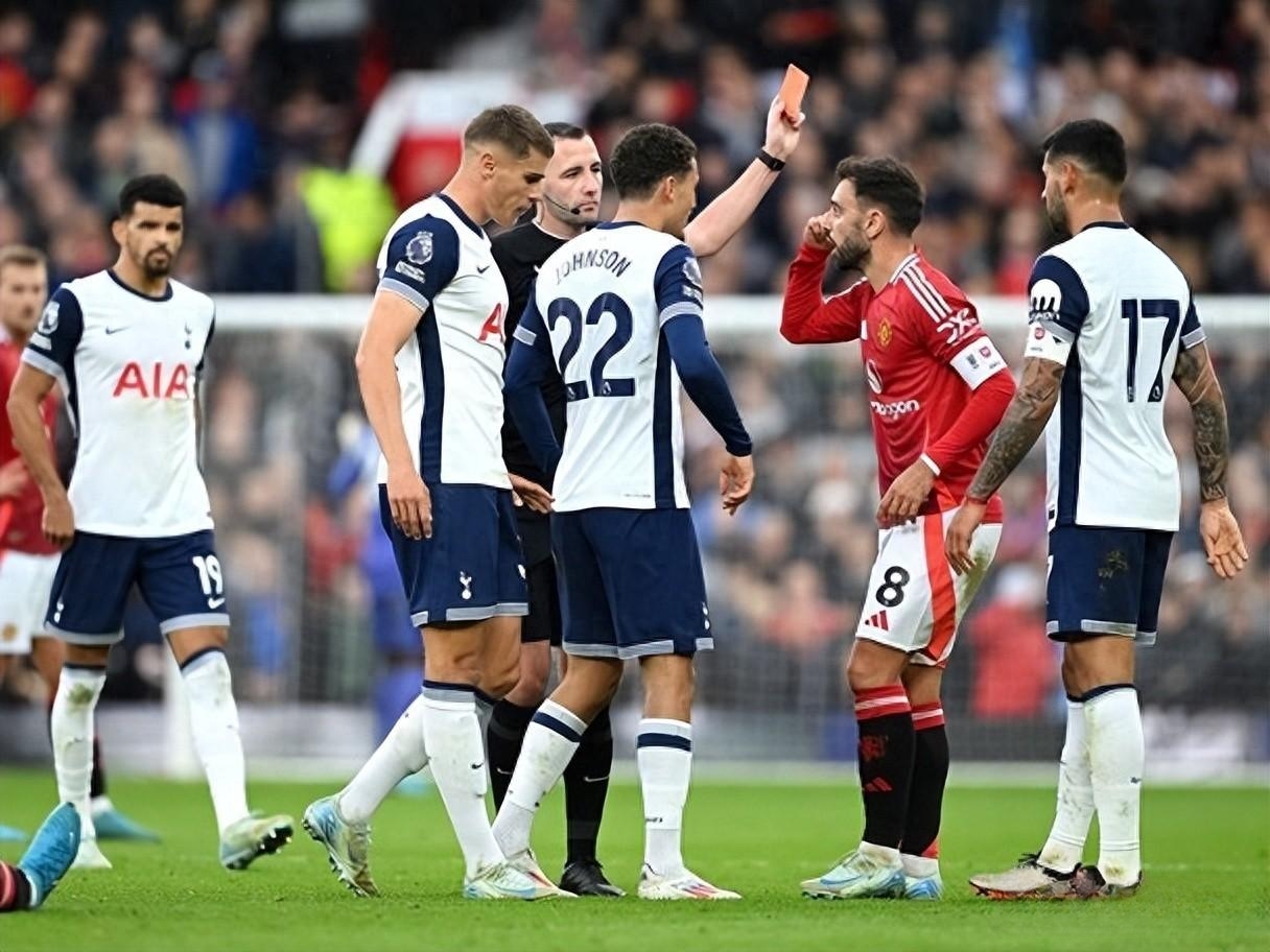 关于巴西轻取乌拉圭，布鲁诺·费尔南德斯完成帽子戏法的信息