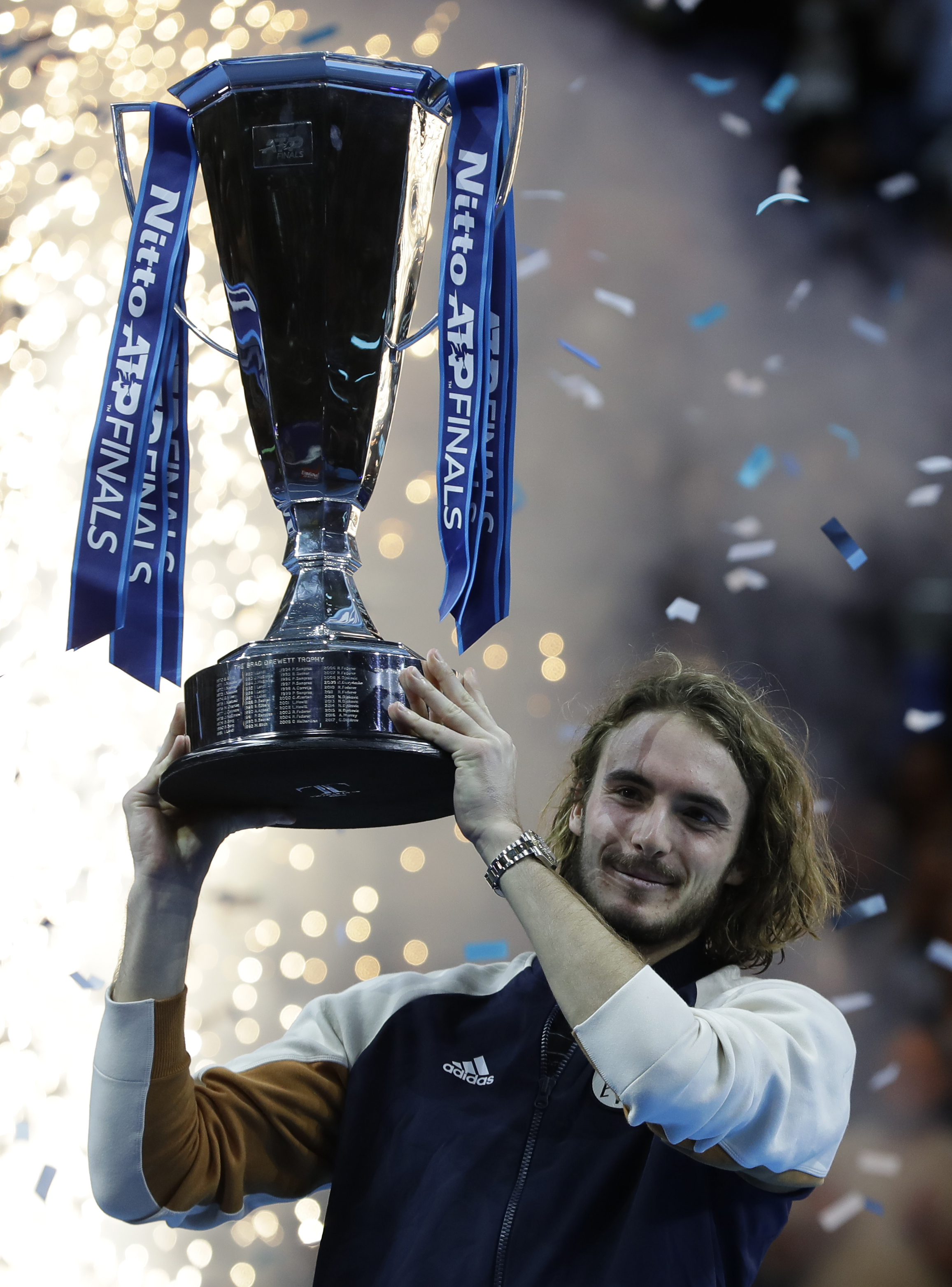 关于世界网球队完胜美国网球队，西西帕斯高光表现的信息